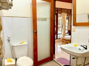 Gratis toiletartikelen, een haardroger, badjassen, pantoffels