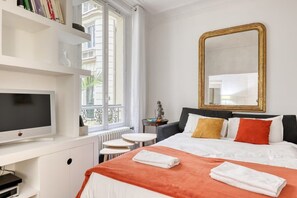 1 dormitorio, tabla de planchar con plancha, wifi y ropa de cama