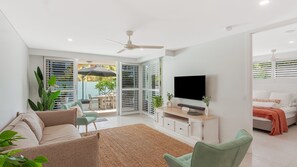 TV - Eden Apartments Unit 101 Modern unit easy walk to beaches, clubs and shops, Wi-Fi Inc. (Coolangatta)