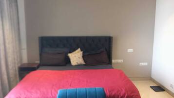 3 bedrooms, desk, WiFi, bed sheets