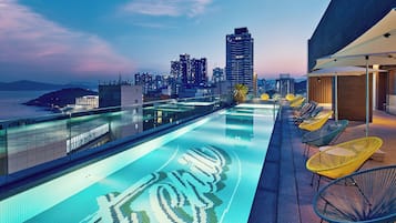 Una piscina al aire libre de temporada