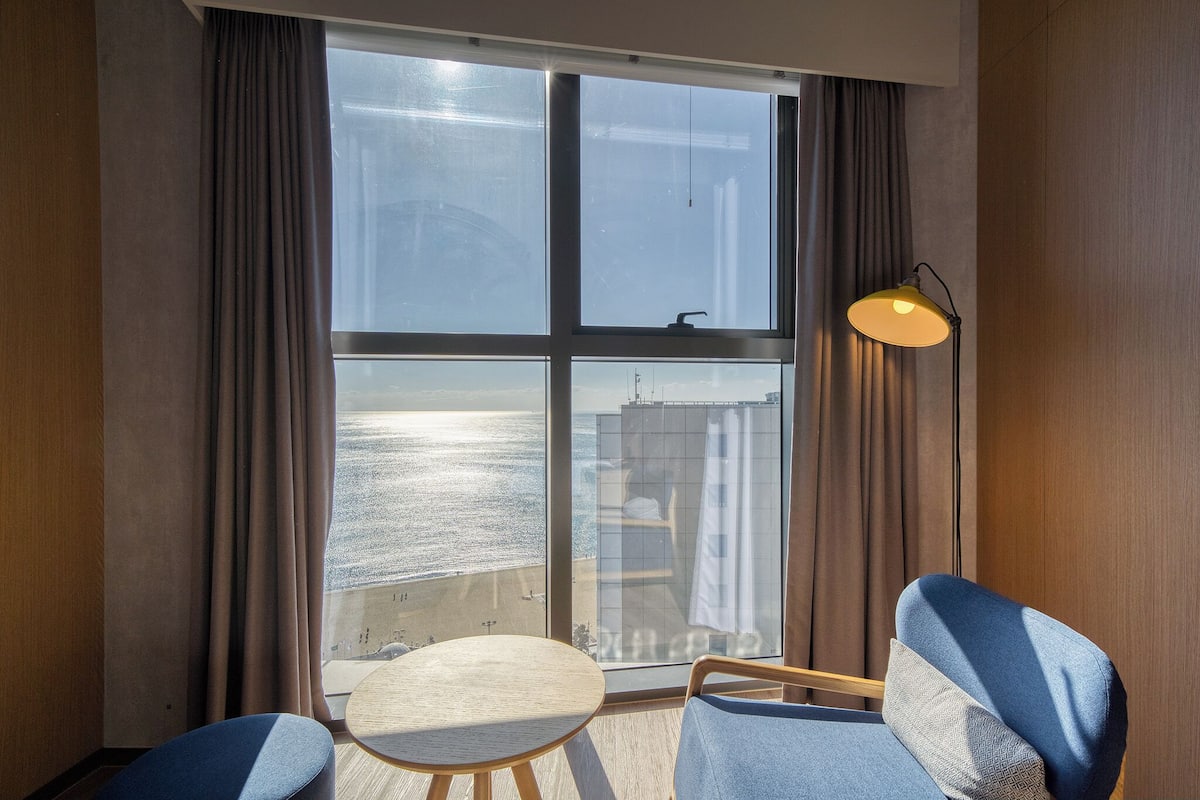Superior Room, 1 King Bed (Side Ocean) | In-room safe, blackout drapes, iron/ironing board, free WiFi