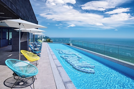 Una piscina al aire libre de temporada