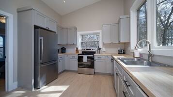 Refrigerador, microondas, horno y parrilla de estufa