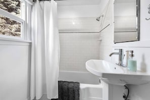 Douche, sĂšche-cheveux, shampoing