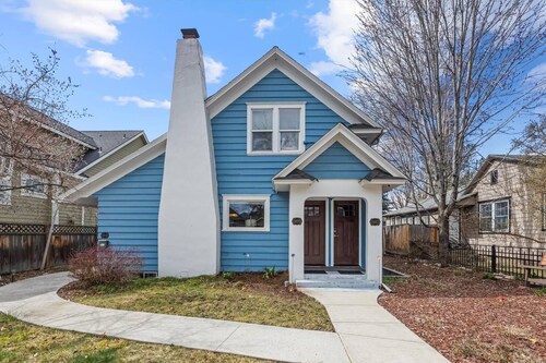 DOG FRIENDLY & EPIC Location! Walk 2 Blocks to Hyde Park or Cozy Up by the Fireplace!