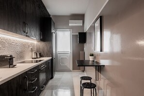 Fridge, oven, stovetop, coffee/tea maker