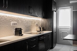 Refrigerador, horno, parrilla de estufa y cafetera y tetera 