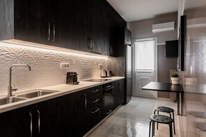 Kylskåp, ugn, spishäll och kaffe- och tebryggare