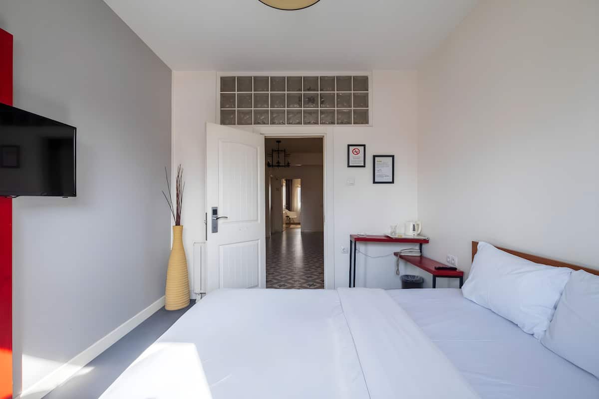 Premium bedding, laptop workspace, blackout curtains, soundproofing