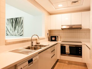 ثلاجة، ميكروويف، فرن، موقد طهي مسطح