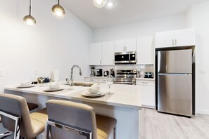 Frigorifero, microonde, forno, piano cottura