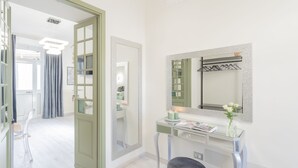 Un ba ño moderno con tocador, espejo y toallero.