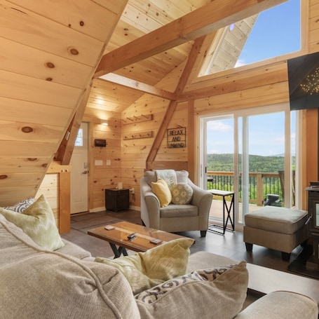 House | 2 bedrooms. Birch Haven Tree House Directly ON Trail