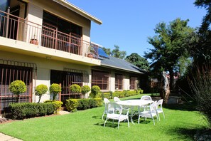 Outdoor dining - Villa Xanelle Boutique Guesthouse (Eldoraigne, Centurion)