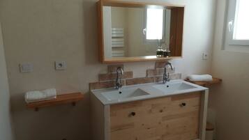 Dusche, Haartrockner, HandtĂŒcher, Seife