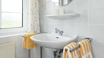 Douche, serviettes fournies, savon, papier toilette