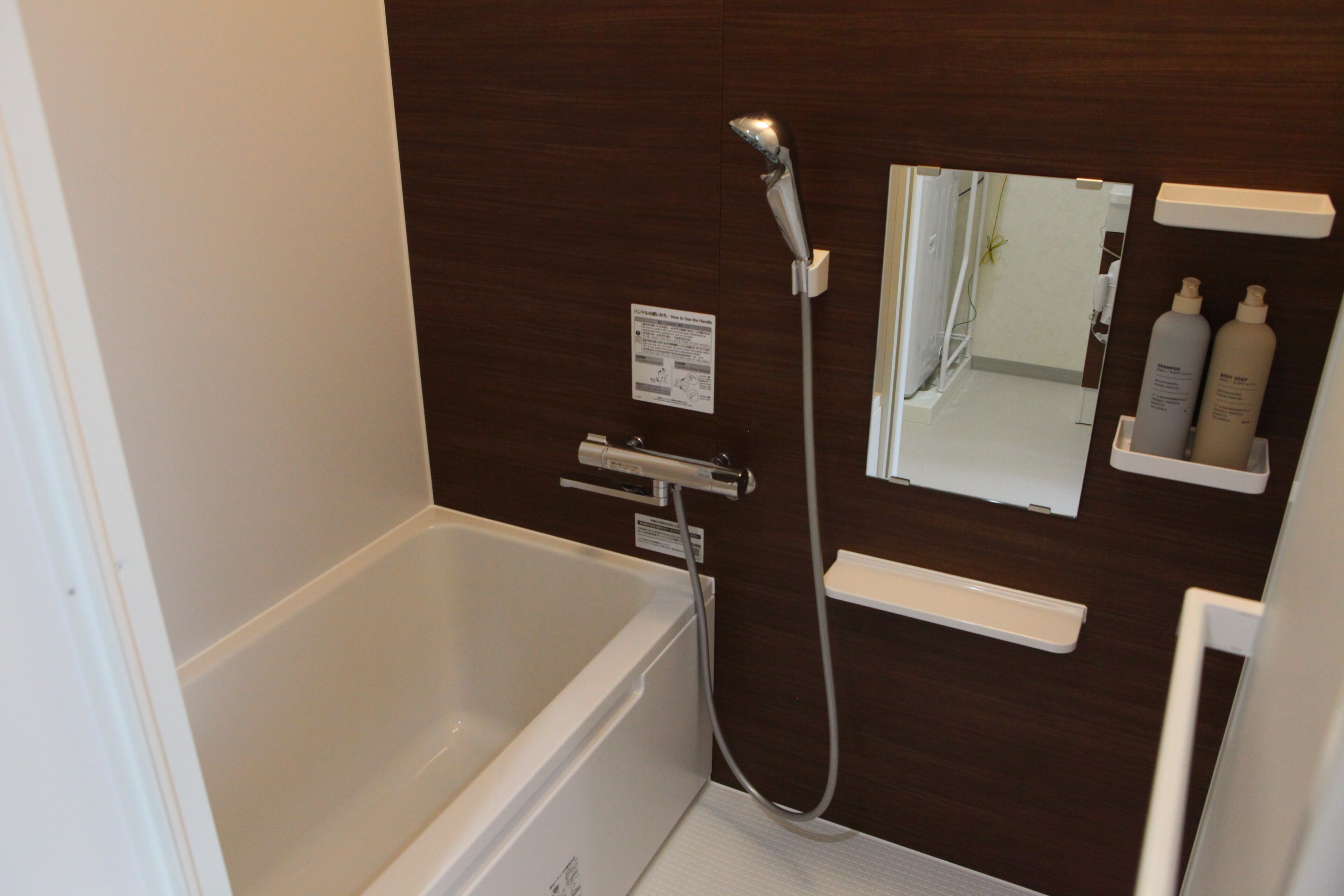 Separate bathtub and shower, hair dryer, slippers, electronic bidet