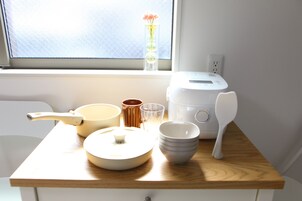 Refrigerador con freezer, microondas, placa de cocina, tostadora