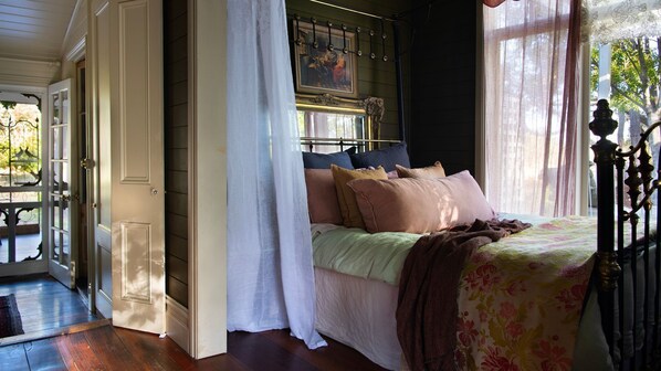 1 bedroom, internet, bed sheets