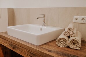 Een douche, een haardroger, handdoeken, zeep