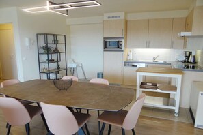 Fridge, microwave, stovetop, dishwasher - Apartment in Nieuwpoort near the Beach (Nieuwpoort)