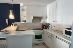 Kylskåp, mikrovågsugn, ugn och spishäll
