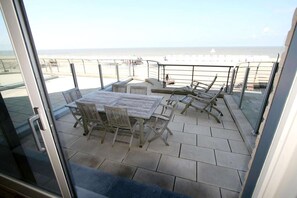 Outdoor dining - Seaside Comfort with Parking (Nieuwpoort)