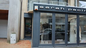 Une vitrine avec une enseigne indiquant « Sarah Pacini ».