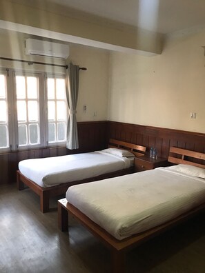 Habitació amb dos llits individuals Deluxe | Wifi gratuïta 