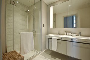 Standard-Apartment | Badezimmer | Haartrockner, Bidet, Handtücher
