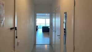 A hallway leading to a room with a view of the sea. - Apartment in Nieuwpoort by the Marina (Nieuwpoort)