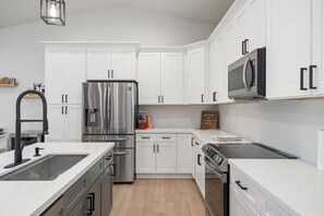 Køleskab, mikrobølgeovn, ovn, kogeplade