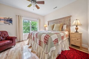 3 bedrooms, desk, iron/ironing board, travel cot - Gatlinburg View & Hot Tub Haven (Gatlinburg)