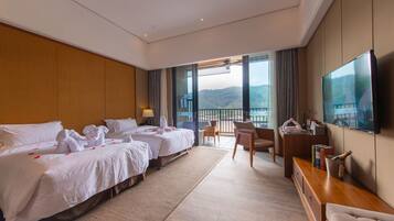 Superior Room | 1 bedroom, in-room safe, blackout drapes, soundproofing