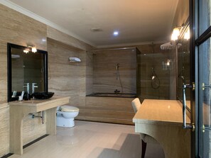 Royal kamer | Badkamer | Gratis toiletartikelen, een bidet, handdoeken, zeep