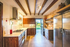 Fridge, microwave, oven, stovetop - Finca in Manacor with Pool & Near Beaches (Llevant)