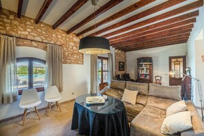 Smart TV y chimenea 