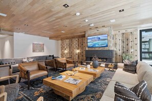 Smart TV, fireplace, stereo