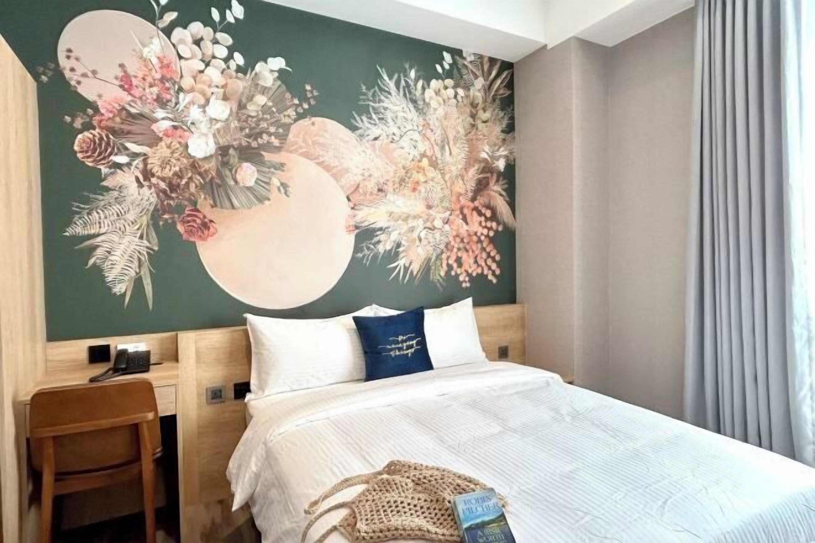 Cubrecamas, minibar, escritorio y espacio para trabajar con laptop 