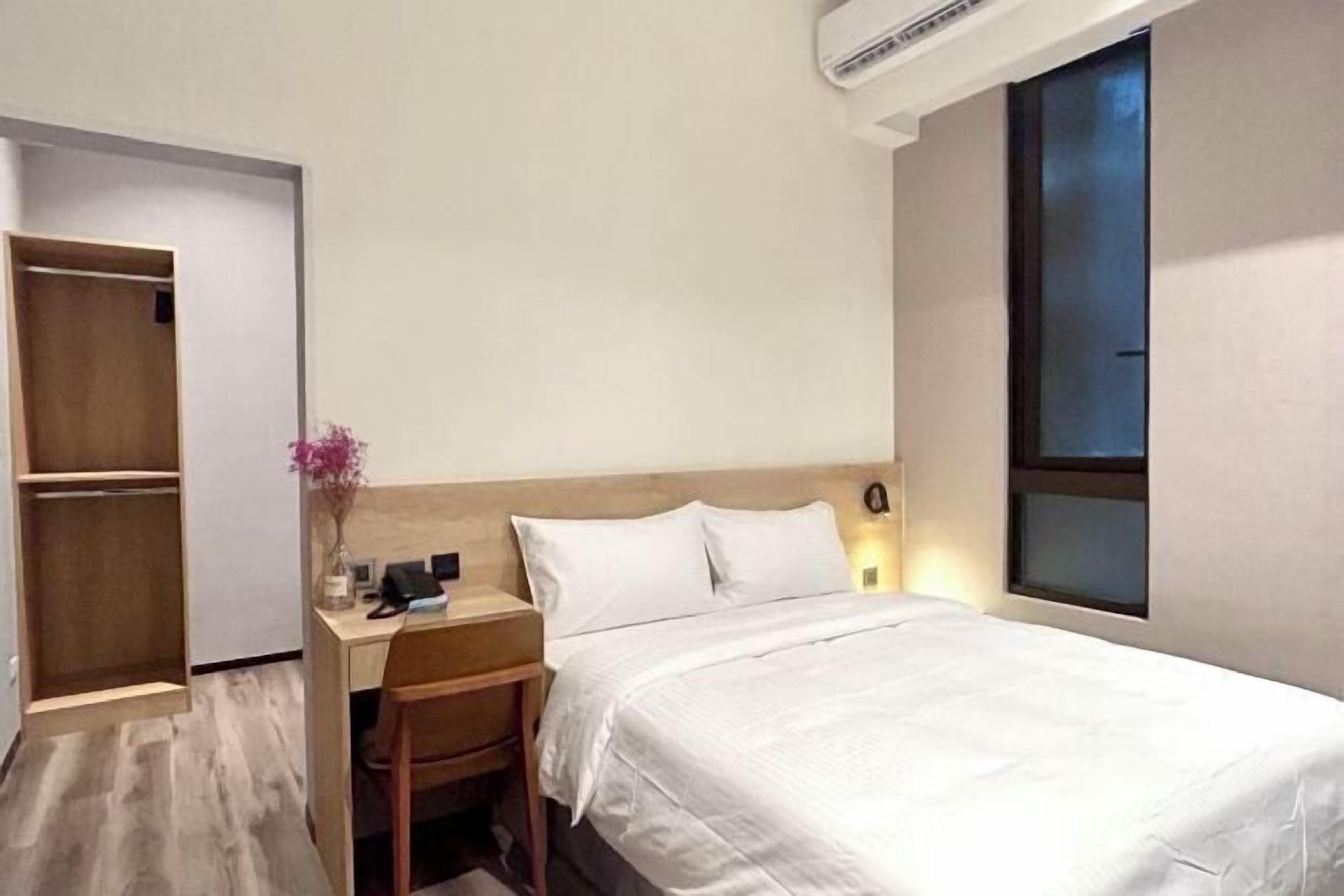 Cubrecamas, minibar, escritorio y espacio para trabajar con laptop 