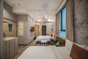 Down comforters, minibar, desk, laptop workspace - Fun Stay Inn Chengdu (Taipei)