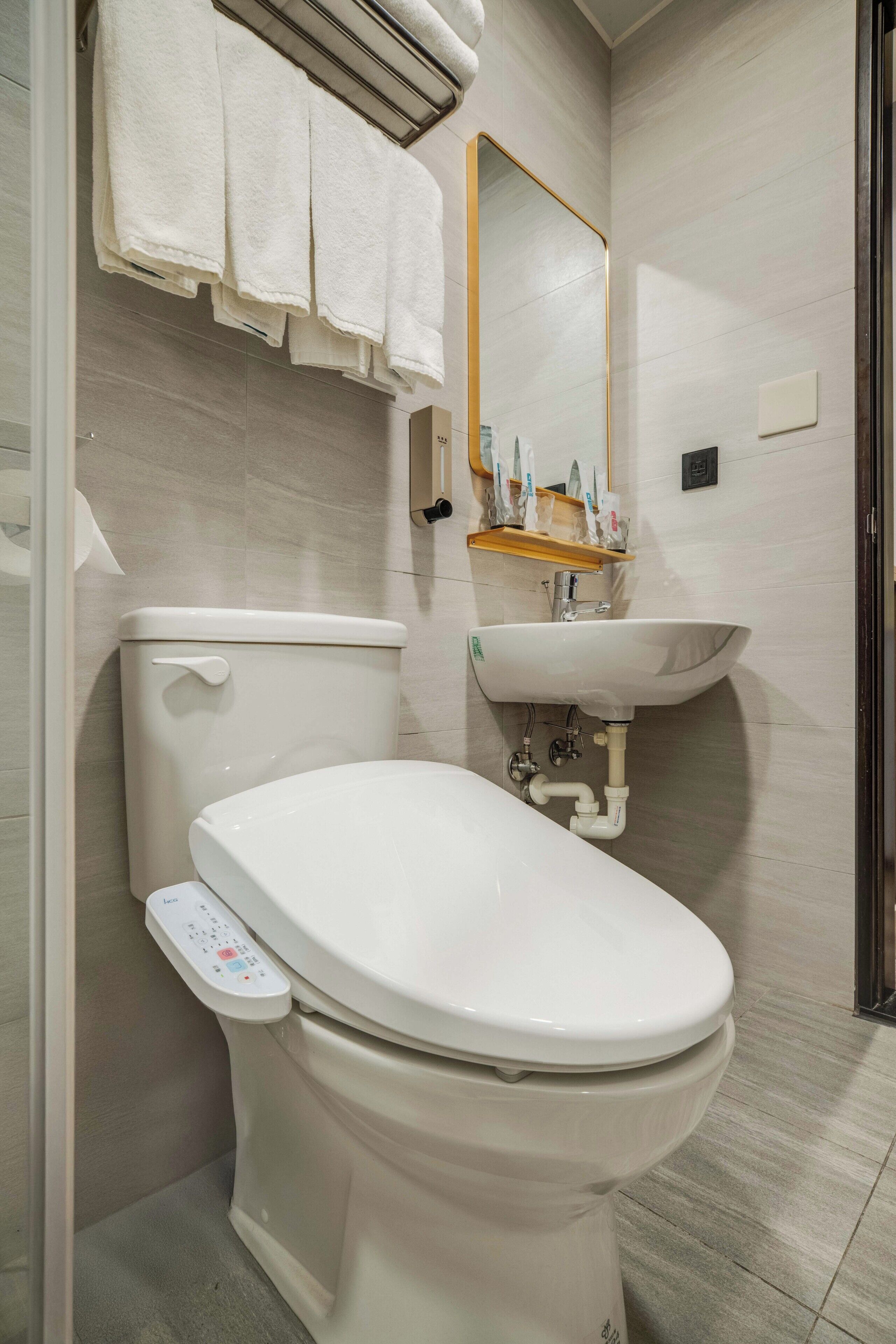Familie vierpersoonskamer | Badkamer | Een douche, een regendouche, gratis toiletartikelen, een haardroger