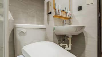Familie vierpersoonskamer | Badkamer | Een douche, een regendouche, gratis toiletartikelen, een haardroger