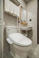 Family Quadruple Room | Bathroom | Shower, rainfall showerhead, free toiletries, hair dryer