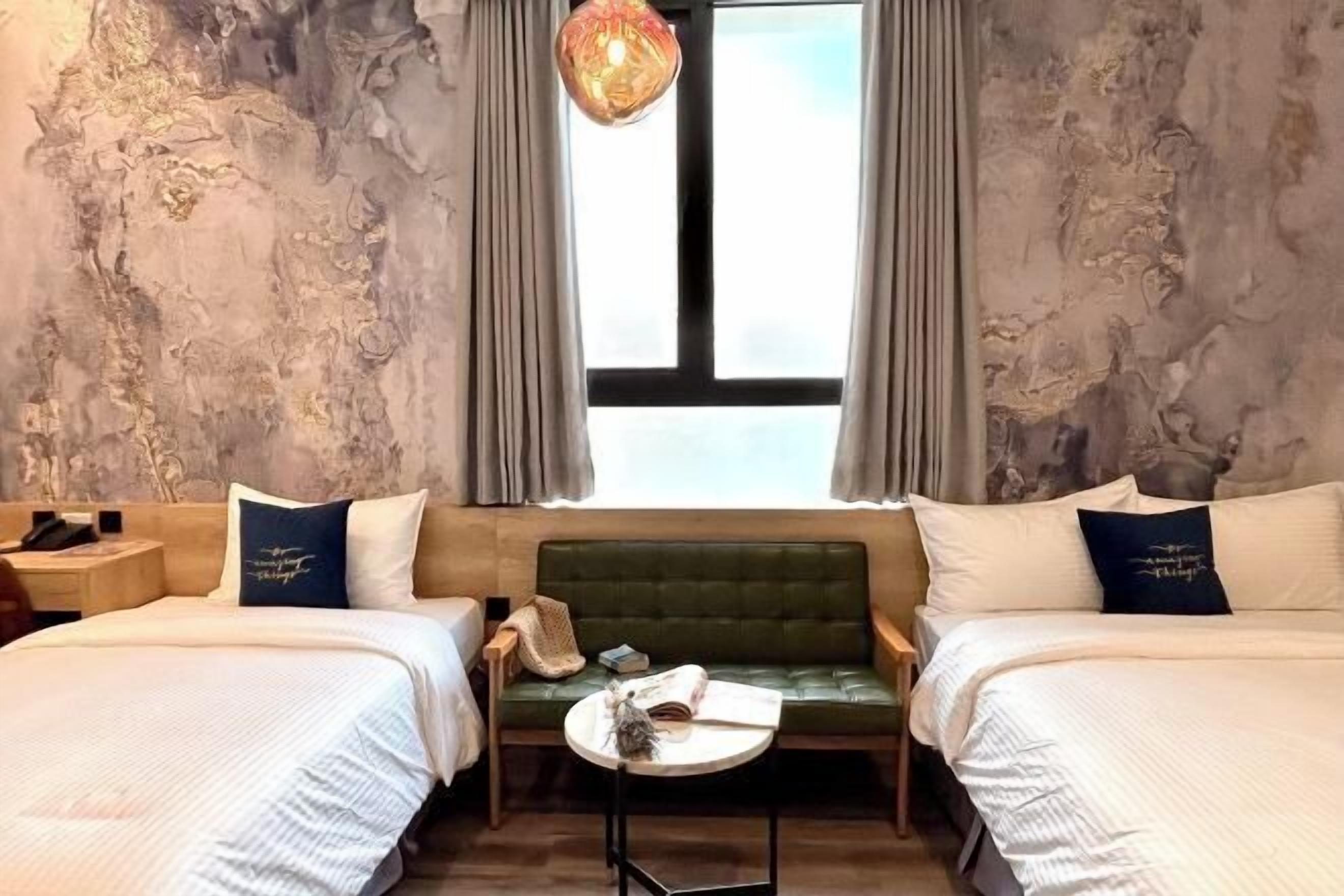 Cubrecamas, minibar, escritorio y espacio para trabajar con laptop 