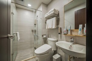 Family Quadruple Room | Bathroom | Shower, rainfall showerhead, free toiletries, hair dryer
