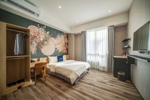 Down comforters, minibar, desk, laptop workspace - Fun Stay Inn Chengdu (Taipei)