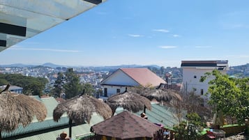 Családi négágyas szoba, kilátással a városra | Terasz/udvar