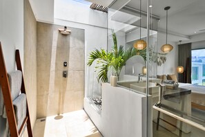 Villa Deluxe | Baño | Regadera, secadora de cabello, toallas, jabón 